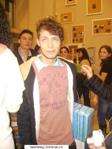 sa tina in frau fc-urile ;) si are un zambet sexy.  ;)  :)
si pt. mine e un inger da ?
il iubesc